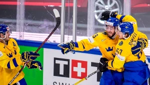 Mika Zibanejad i Rickard Rakell cieszą się z gola dla Szwecji