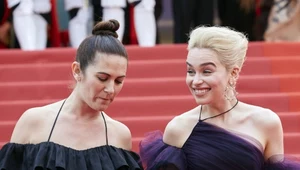 Emilia Clarke marszczy się na czerwonym dywanie