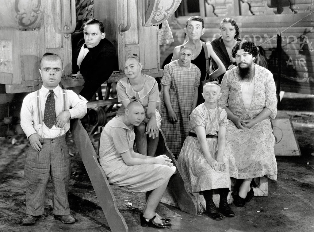 "Wybryki natury" często wykluczano ze społeczeństwa - ich rodziną stawał się cyrk (kadr z filmu "Freaks" z 1932 r.)