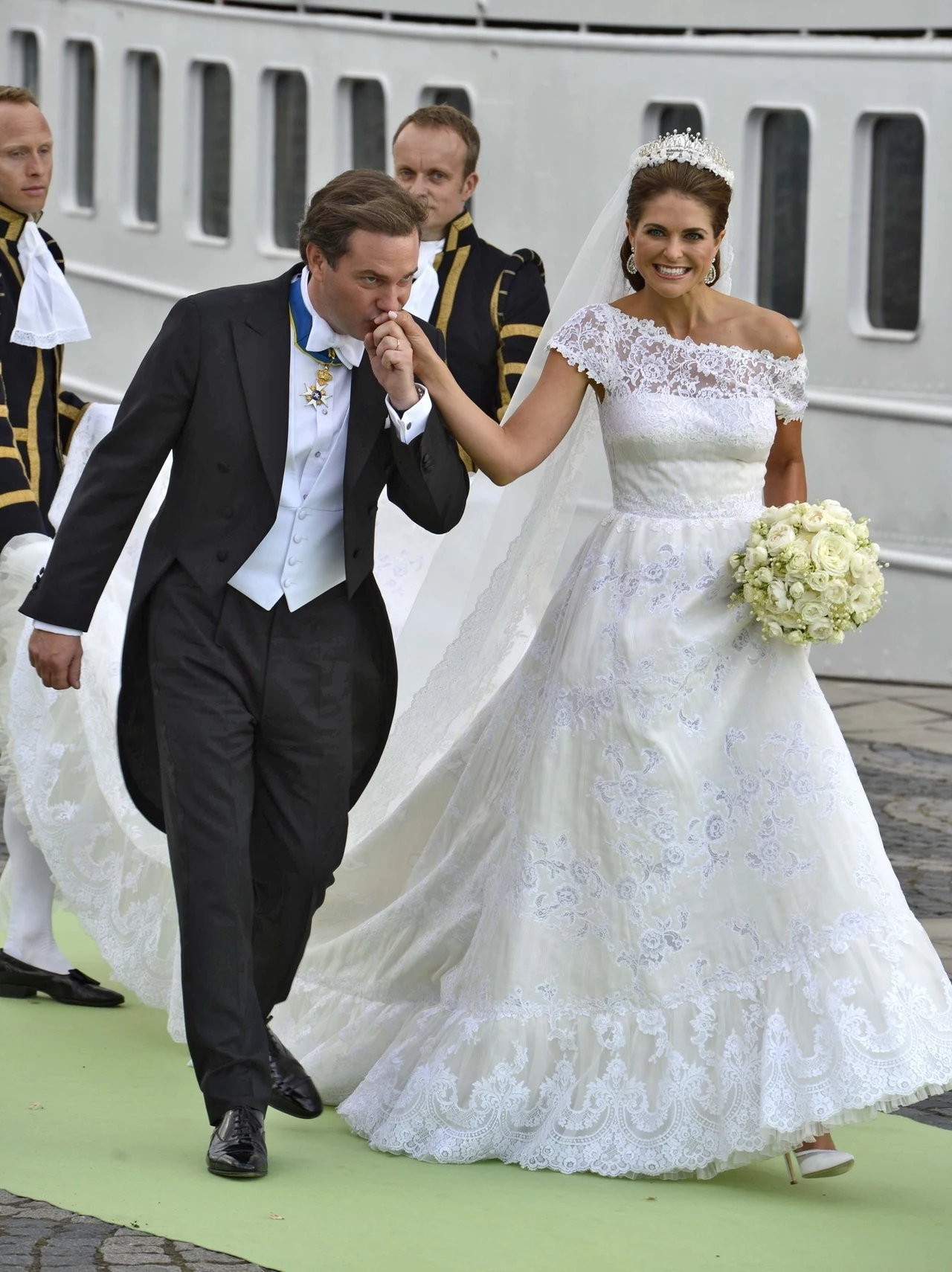Szwedzka księżniczka Madeleine i Christopher O'Neill w dniu swojego ślubu w 2013 roku Szwedzka księżniczka Madeleine i Christopher O'Neill w dniu swojego ślubu w 2013 roku