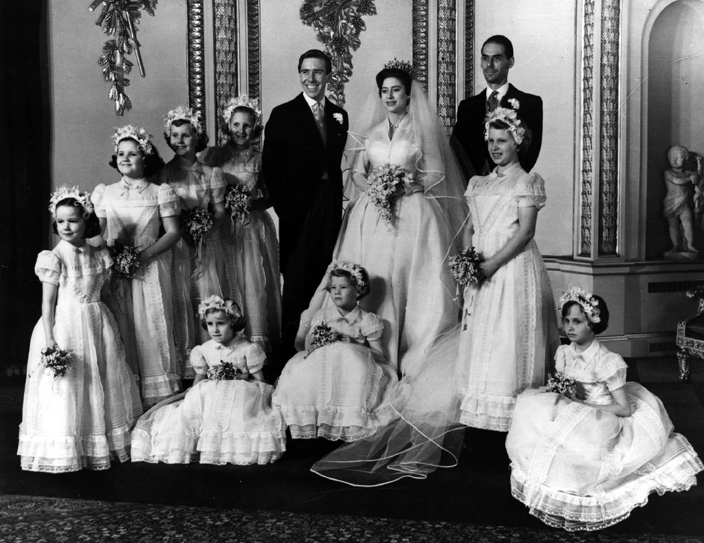 Księżniczka Margaret, siostra królowej Elżbiety w dniu swojego ślubu z fotografem Antonym Armstrongiem-Jonese'm w 1960 roku Księżniczka Margaret, siostra królowej Elżbiety w dniu swojego ślubu z fotografem Antonym Armstrongiem-Jonese'm w 1960 roku