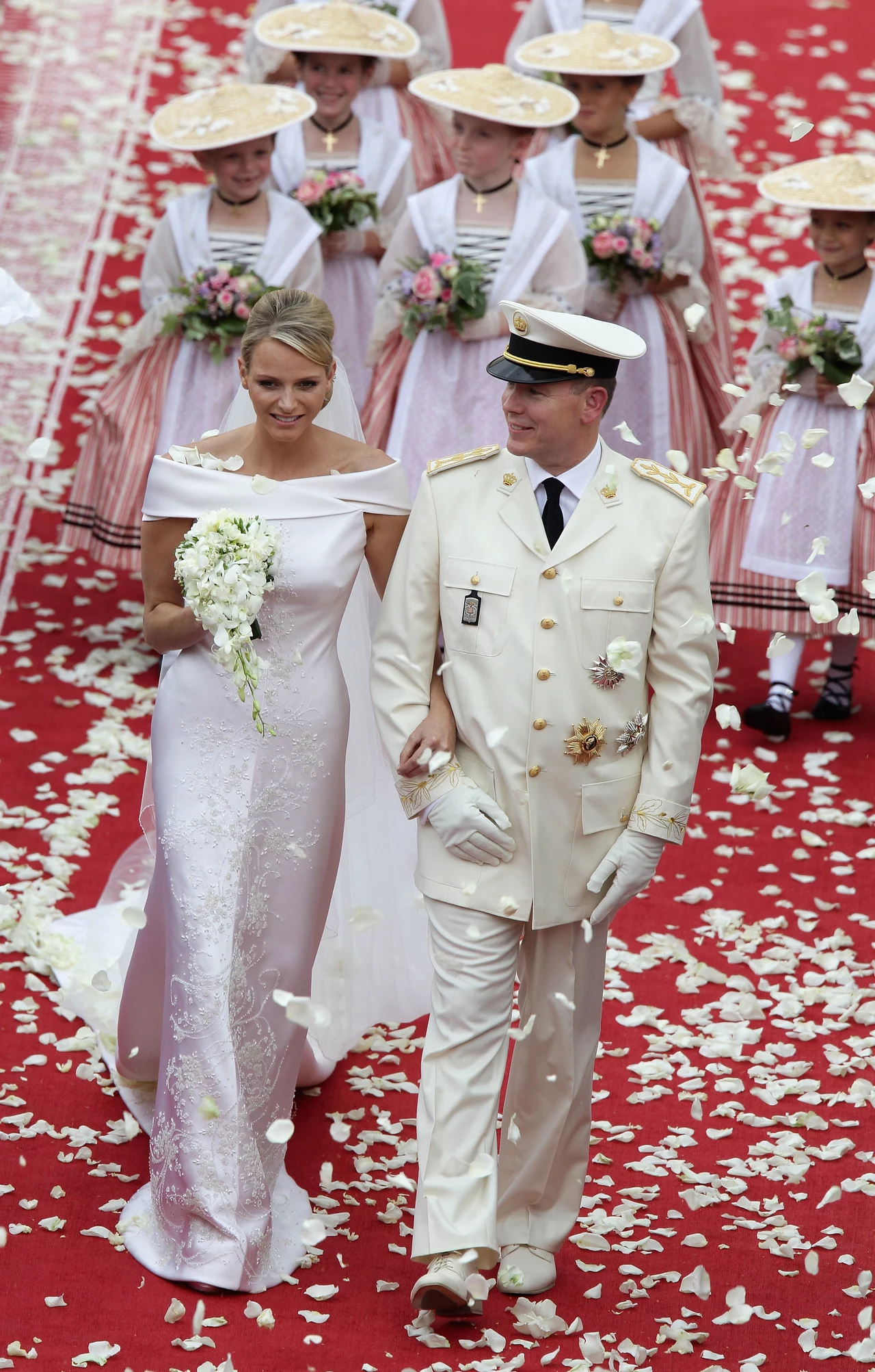 W 2011 roku monakijski książę Albert II poślubił Charlene Grimaldi, południowoafrykańską olimpijkę i modelkę. Ślub odbył się w atmosferze skandalu. Podobno Charlene próbowała uciec z kraju na dzień przed ceremonią. W 2011 roku monakijski książę Albert II poślubił Charlene Grimaldi, południowoafrykańską olimpijkę i modelkę. Ślub odbył się w atmosferze skandalu. Podobno Charlene próbowała uciec z kraju na dzień przed ceremonią.
