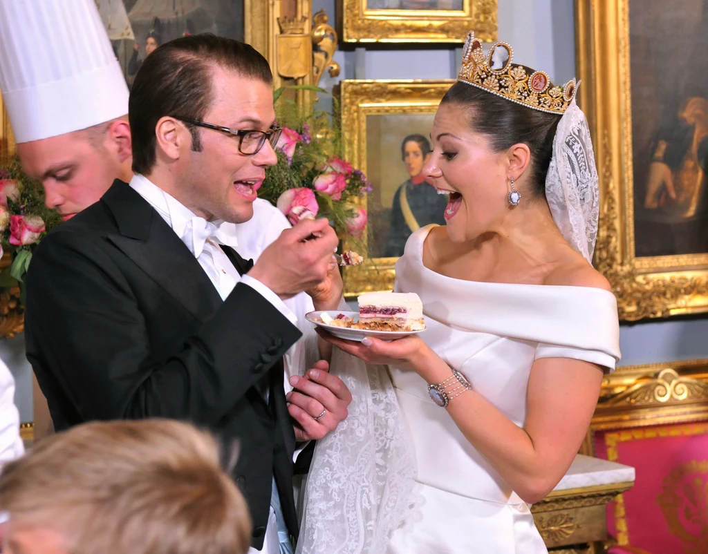 Szwedzka księżniczka Victoria wraz z mężem księciem Danielem na swoim weselu w 2010 roku Szwedzka księżniczka Victoria wraz z mężem księciem Danielem na swoim weselu w 2010 roku