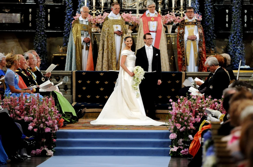 Szwedzka księżniczka Victoria wraz z mężem księciem Danielem na swoim ślubie w 2010 roku Szwedzka księżniczka Victoria wraz z mężem księciem Danielem na swoim ślubie w 2010 roku