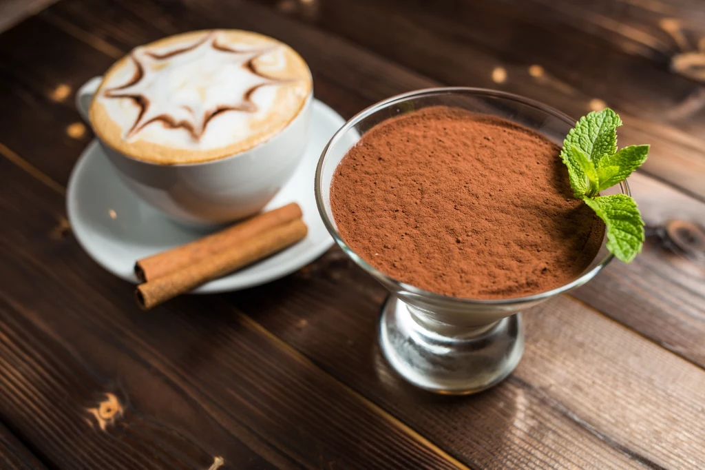 Tiramisu  składa się z warstwy biszkoptu nasączonej mocną kawą espresso i likierem amaretto