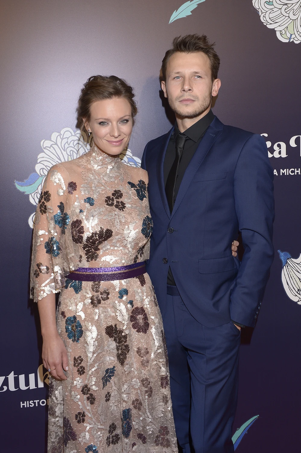 Kiedyś taka sytuacja mogła uchodzić za skandal, dziś przestaje dziwić. Gwiazdy potrafią walczyć o szczęście wbrew złośliwym plotkom.

Magdalena Boczarska i Mateusz Banasiuk poznali się na festiwalu w Toronto. "Długo się wahałam. Miałam problem, że on jest młodszy" - mówi aktorka, 7 lat starsza od partnera. Są razem od 2014 roku, pół roku temu urodził im się syn Henio.
