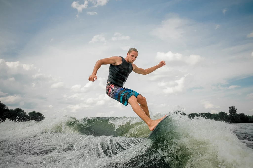 ​Wakesurfing to dosyć młoda dyscyplina sportu, która pozwala szaleć na różnych akwenach