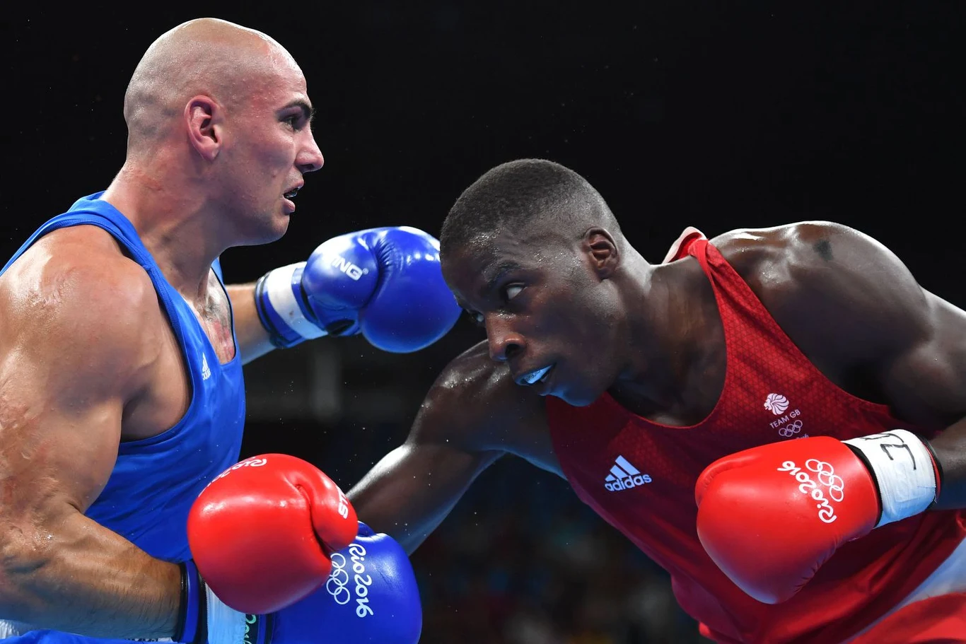 Igor Jakubowski (z lewej) kontra Lawrence Okolie podczas igrzysk w Rio de Janeiro Igor Jakubowski (z lewej) kontra Lawrence Okolie podczas igrzysk w Rio de Janeiro