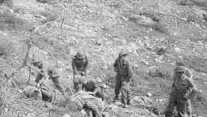 Polscy żołnierze chowają poległych pod Monte Cassino. Czy był sens wykrwawiać Polaków wiedząc o ustaleniach z Teheranu?