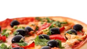 Pizza z pomidorami i oliwkami