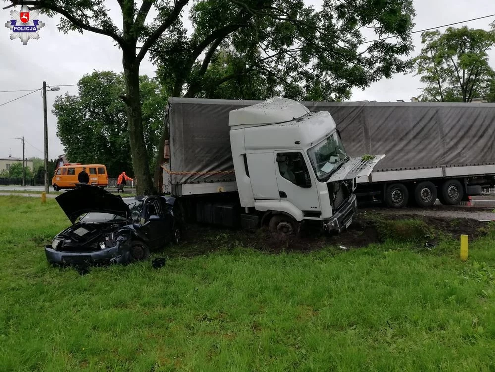 Na zakręcie naczepa wpadła w poślizg