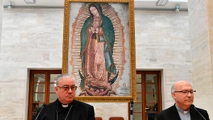 Członkowie chilijskiej konferencji biskupów: Luis Fernando Ramos Perez i Juan Ignacio Gonzalez podczas konferencji prasowej ogłaszają dymisje wszystkich chilijskich biskupów  