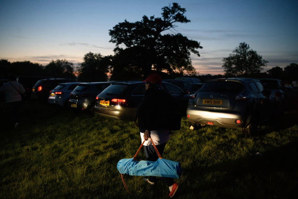 Część fanów rodziny królewskiej spędziła noc na campingu w pobliżu Windsoru. O świcie udali się bliżej zamku Część fanów rodziny królewskiej spędziła noc na campingu w pobliżu Windsoru. O świcie udali się bliżej zamku