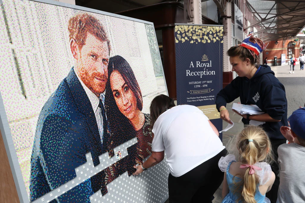Portret księcia Harry'ego i Meghan Markle zrobiony z klocków lego Portret księcia Harry'ego i Meghan Markle zrobiony z klocków lego