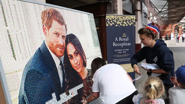 Portret księcia Harry'ego i Meghan Markle zrobiony z klocków lego