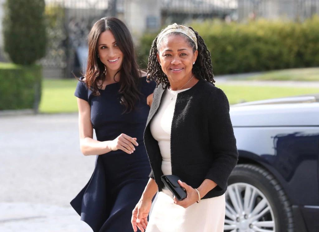 Piątkowy wieczór. Meghan Markle wraz z mamą Dorią Ragland przed hotelem, w którym wspólnie spędzą noc przed ślubem