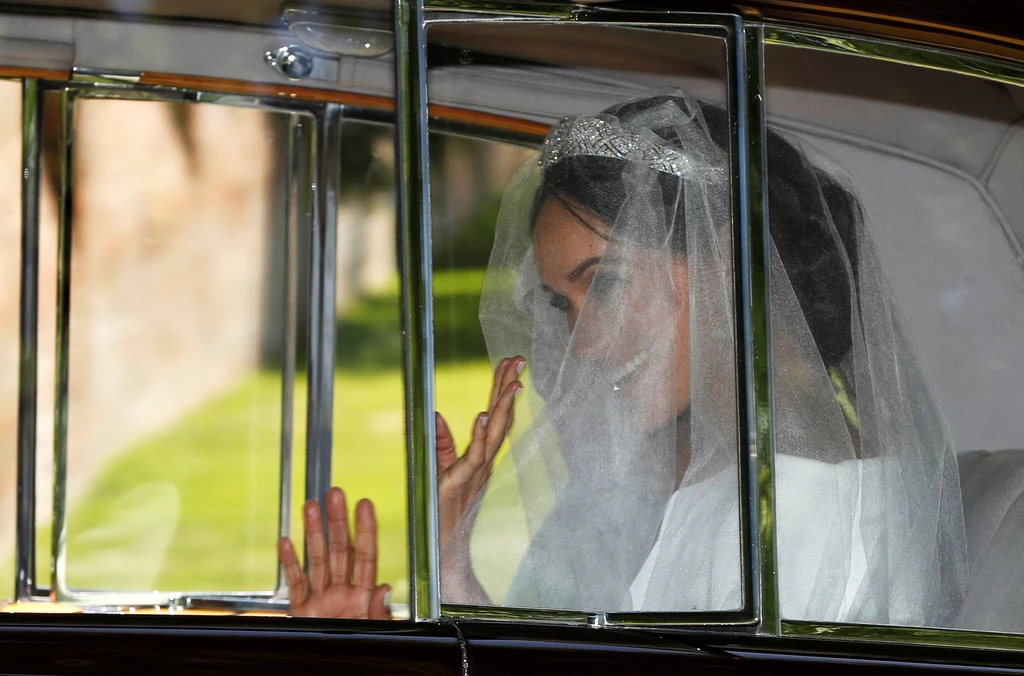 Meghan Markle w drodze do kaplicy św. Jerzego. Pierwsze zdjęcie w sukni ślubnej