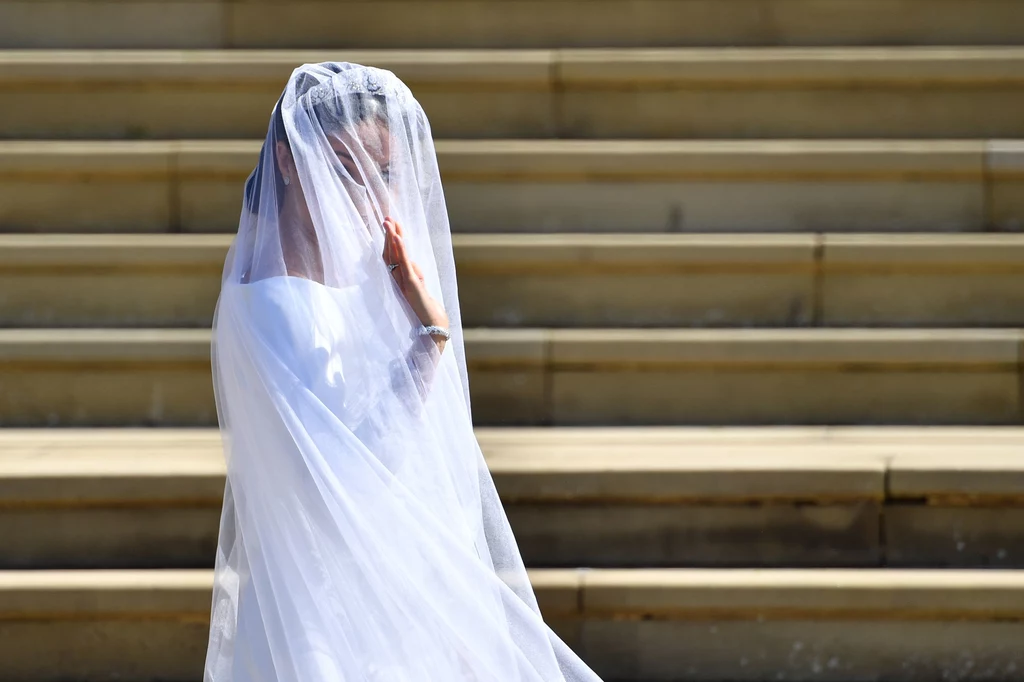 Meghan zaskoczyła wsystkich bardzo skoromną suknią ślubną Meghan zaskoczyła wsystkich bardzo skoromną suknią ślubną