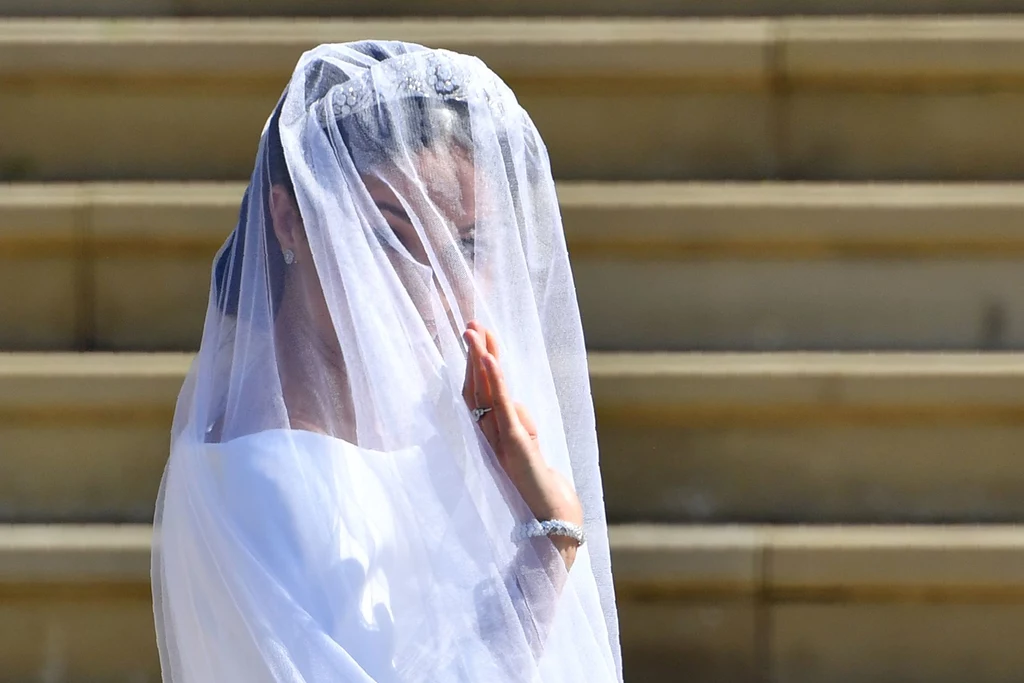 Meghan zaskoczyła wsystkich bardzo skoromną suknią ślubną Meghan zaskoczyła wsystkich bardzo skoromną suknią ślubną
