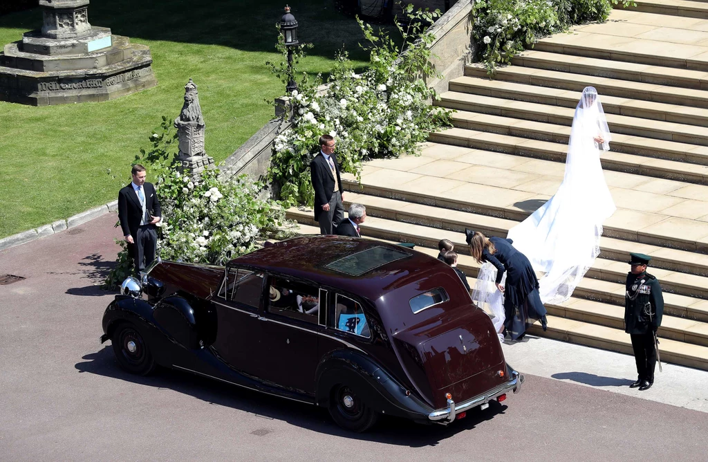 Meghan zaskoczyła wsystkich bardzo skoromną suknią ślubną Meghan zaskoczyła wsystkich bardzo skoromną suknią ślubną