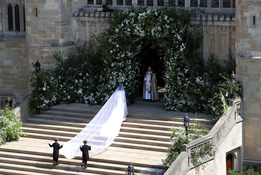 Meghan zaskoczyła wsystkich bardzo skoromną suknią ślubną Meghan zaskoczyła wsystkich bardzo skoromną suknią ślubną