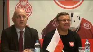 Ówczesny prezes PZHL Piotr Hałasik prezentuje Igora Zacharkina jako nowego trenera reprezentacji, choć związku nie było stać na takich fachowców, jak Zacharkin i pomagający mu Wiaczesław Bykow.