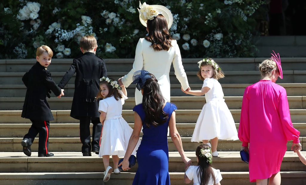 Księżna Kate wrpowadza druhny i paziów na ceremonię Księżna Kate wrpowadza druhny i paziów na ceremonię