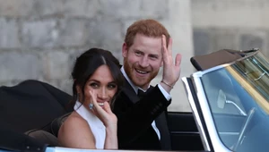 Meghan w drugiej sukni wraz z Harrym w drodze na przyjęcie 