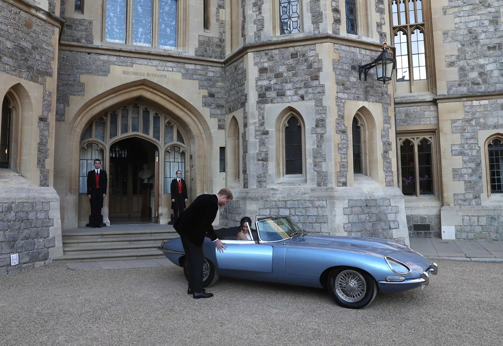 Nowożeńcy na weselne przyjęcie udali się luksusowym zabytkowym Jaguarem E-type Concept Zero z 1968 roku Nowożeńcy na weselne przyjęcie udali się luksusowym zabytkowym Jaguarem E-type Concept Zero z 1968 roku