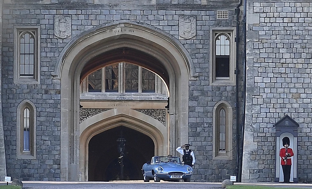 Księżna Meghan i książę Harry w drodze na przyjęcie weselne Księżna Meghan i książę Harry w drodze na przyjęcie weselne