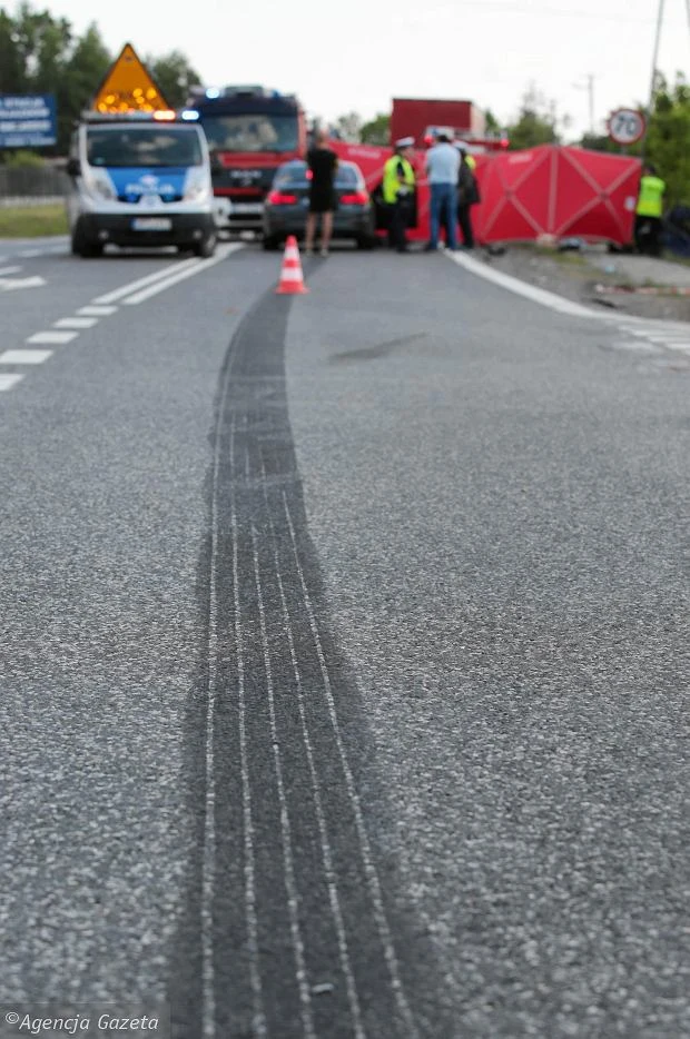 Kierująca volkswagenem wjechała prosto pod samochód ciężarowy. Na jezdni widać było wyraźne ślady hamowania tira