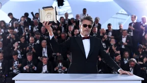 Paweł Pawlikowski z dumą zdobytą w Cannes nagrodę