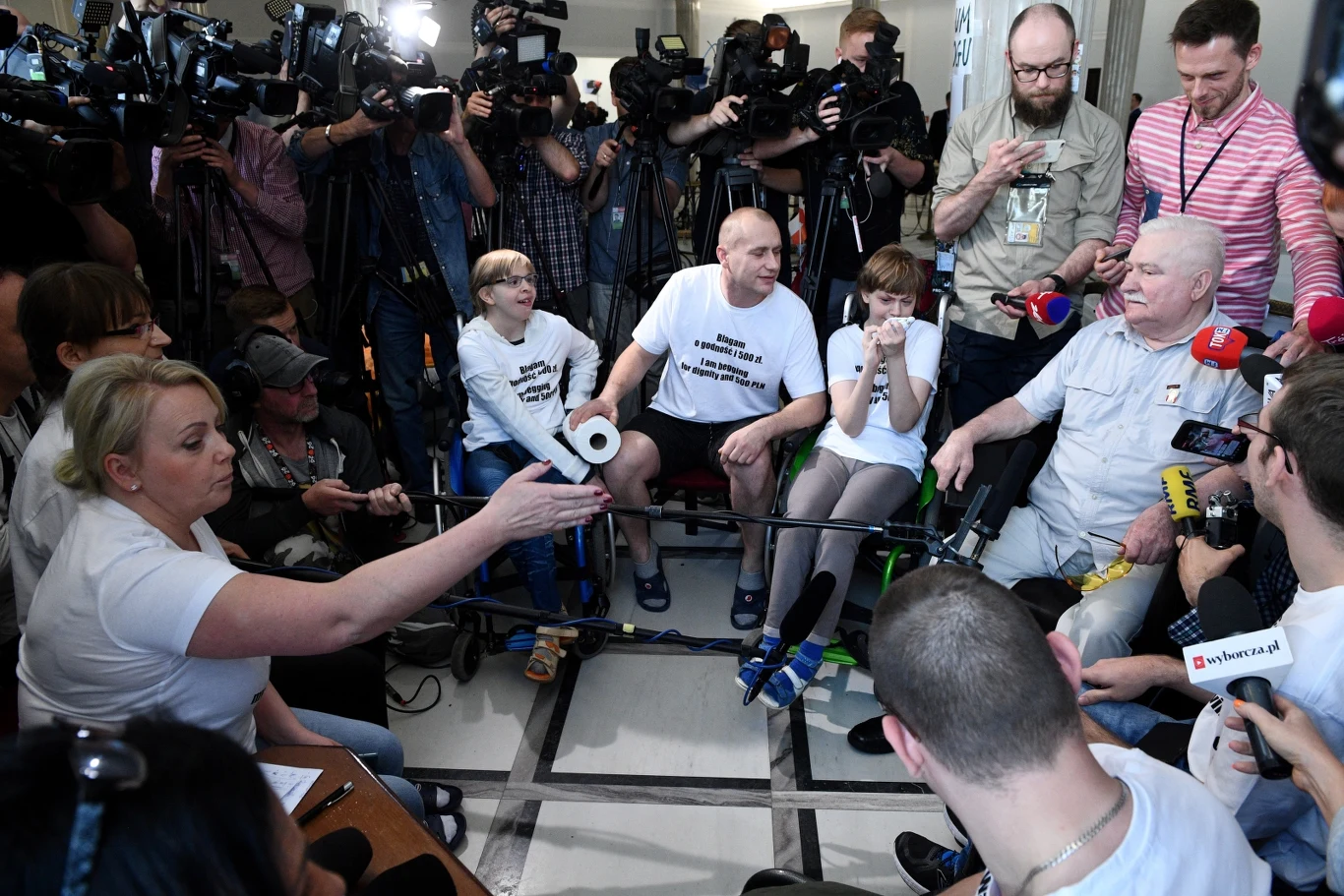 Lech Wałęsa na spotkaniu z protestującymi w Sejmie Lech Wałęsa na spotkaniu z protestującymi w Sejmie