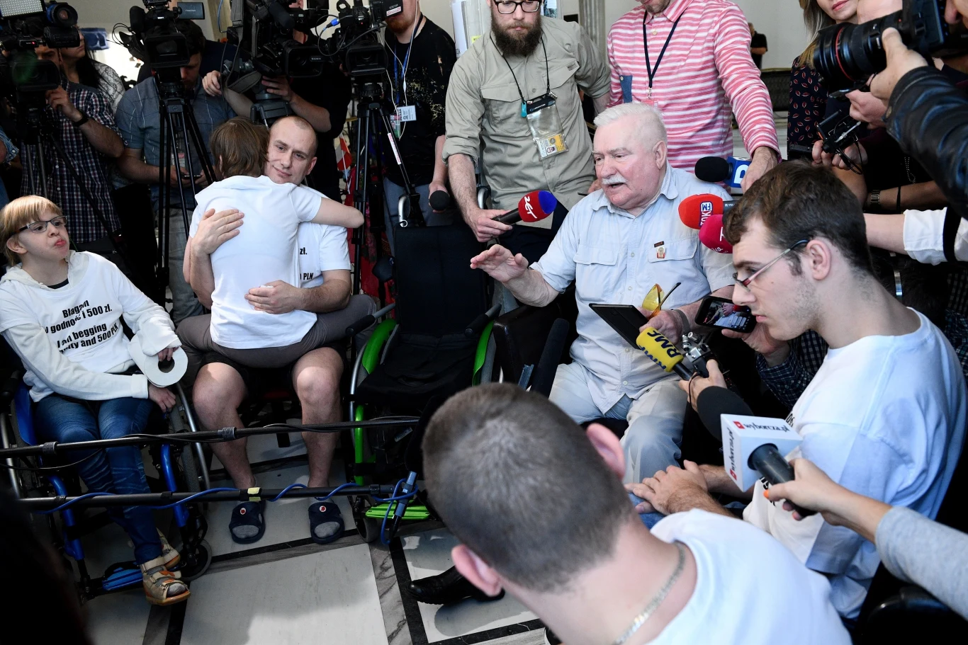 Lech Wałęsa na spotkaniu z protestującymi w Sejmie Lech Wałęsa na spotkaniu z protestującymi w Sejmie