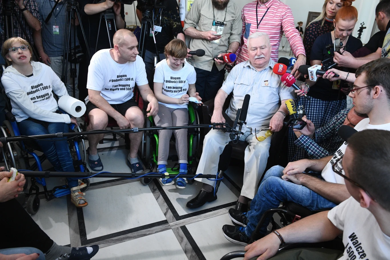 Lech Wałęsa na spotkaniu z protestującymi w Sejmie Lech Wałęsa na spotkaniu z protestującymi w Sejmie