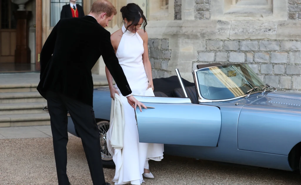 Harry i Meghan w weselnych strojach Harry i Meghan w weselnych strojach
