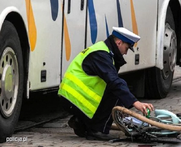 Kobieta zginęła pod kołami autobusu, jej 5-letni syn został ciężko ranny