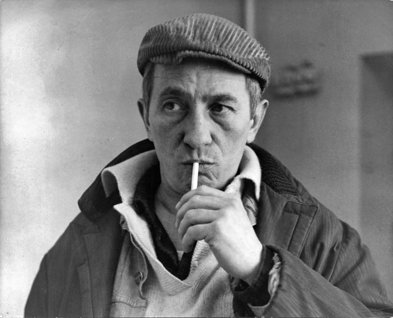 Jerzy Dobrowolski w filmie "Nie ma róży bez ognia" Jerzy Dobrowolski w filmie "Nie ma róży bez ognia"