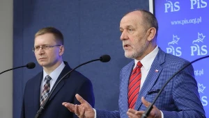 Posłowie PiS Paweł Lisiecki i Jan Mosiński podczas konferencji prasowej w Sejmie