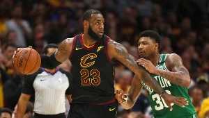 LeBron James (z piłką) i Marcus Smart 