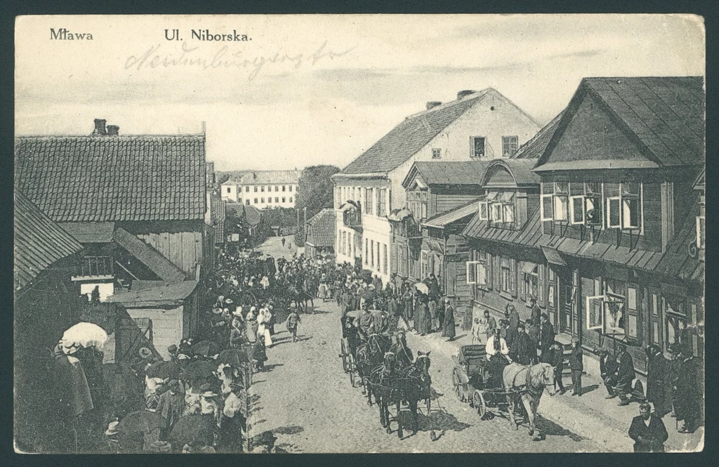 Ulica Niborska w Mławie. Pocztówka z początku XX wieku (domena publiczna)