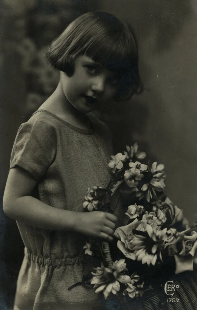 Portret anonimowej dziewczynki. Fotografia z dwudziestolecia międzywojennego (domena publiczna)
