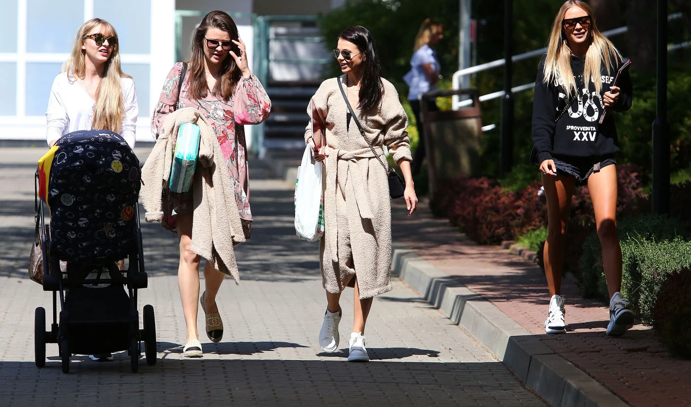 Partnerki polskich piłkarzy: Maja Bereszyńska (żona Bartosza Bereszyńskiego), partnerka Marcin Kamińskiego, Aleksandra Adamczak (partnerka Dawida Kownackiego), partnerka Karola Linettego Partnerki polskich piłkarzy: Maja Bereszyńska (żona Bartosza Bereszyńskiego), partnerka Marcin Kamińskiego, Aleksandra Adamczak (partnerka Dawida Kownackiego), partnerka Karola Linettego