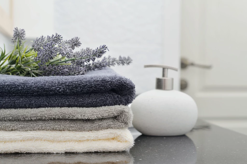 Po każdym użyciu starannie rozwieszaj ręczniki. To najprostsza metoda, by unikać zapachu stęchlizny