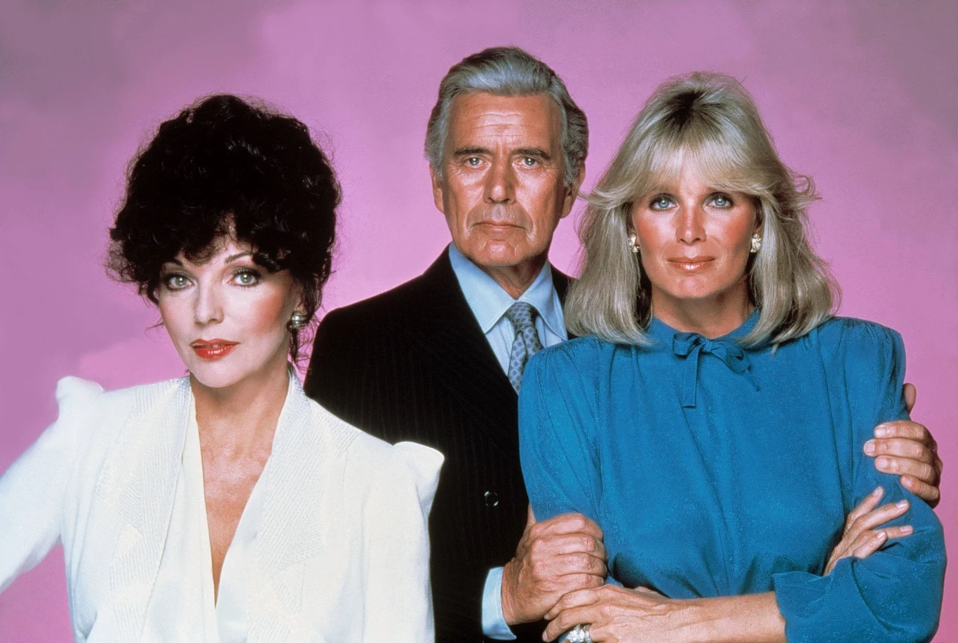 Joan Collins znana jest na całym świecie nie tylko jako znakomita aktorka, ale również autorka bestsellerowych pozycji książkowych, producentka, kobieta sukcesu i aktywna uczestniczka akcji charytatywnych. Legendarna Alexis z serialu "Dynastia" ma już 85 lat, jednak - jak przyznaje - tym, co zapewnia jej wieczną młodość jest... dobry romans!

Joan Collins bardzo wcześnie pojawiła się na deskach teatralnych - miała zaledwie dziewięć lat, kiedy wystąpiła w sztuce "Dom lalek" Ibsena wystawianej przez The Arts Theatre. Profesjonalne szlify aktorskie pobierała w słynnej Royal Academy of Dramatic Art w Londynie. Już po 18 miesiącach jej talent został dostrzeżony, co zaowocowało prestiżowym kontraktem z Rank Organization. Owocem tej współpracy były filmy: "Our Girl Friday", "I Believe in You" oraz "The Good Die Young".

Po kilku latach występów w brytyjskich obrazach wytwórnia 20th Century Fox postanowiła podpisać z nią kontrakt jako odpowiedź na gwiazdę studia MGM - Elisabeth Taylor. Collins wzięła nawet udział w zdjęciach próbnych do "Cleopatry", ale tytułową rolę ostatecznie powierzono Taylor. W 1955 roku Collins zadebiutowała w Hollywood w filmie Howarda Hawksa "Land of the Pharaohs". 

Jedynym znaczącym tytułem w filmografii Collins z lat 60. XX wieku pozostaje "The Road to Hong Kong" - ostatni wspólny film Binga Crosby'ego i Boba Hope'a.

Po poślubieniu piosenkarza Anthony'ego Newleya i urodzeniu dwójki dzieci postanowiła odpoacząć na jakiś czas od aktorstwa i skoncentrować się na rodzinie.

W latach 60. i 70. Colins pojawiła się w szeregu amerykańskich produkcji telewizyjnych. Wśród nich znalazły się role w serialach "Batman", "The Virginian", "Mission: Impossible", "Police Woman" oraz - najsłynniejszy z nich - w epizodize "The City on the Edge of Forever" serii "Star Trek".

Największy sukces przyniosła jej jednak rola niezapomnianego "czarnego charakteru" tasiemcowego serialu "Dynastia" - Alexis Carrington Colby.