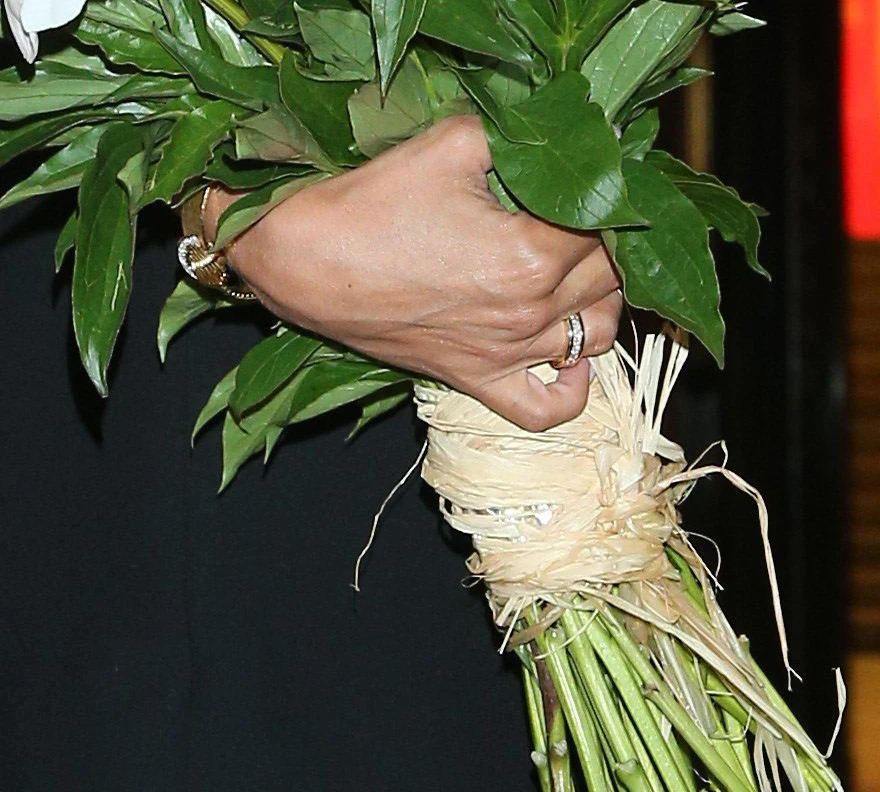 Pierścień na palcu Muchy to ślubna obrączka? Pierścień na palcu Muchy to ślubna obrączka?