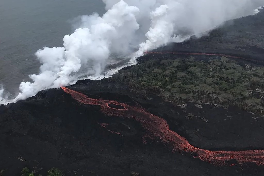 Lawa z wulkanu Kilauea dotarła już do oceanu