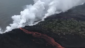 Lawa z wulkanu Kilauea niszczy kolejne domy i dociera już do oceanu