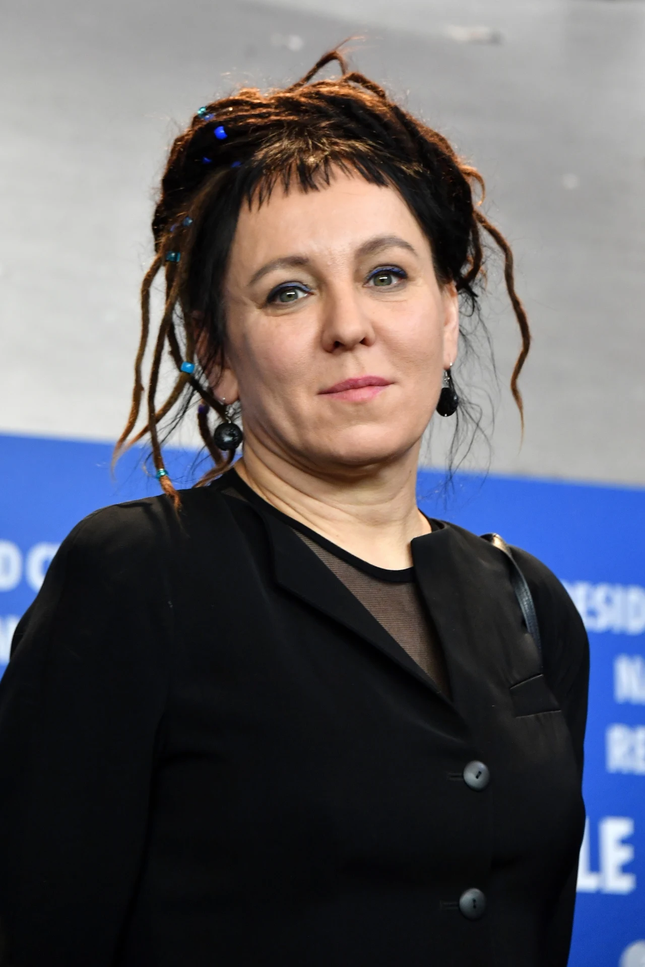 Olga Tokarczuk na festiwalu Berlinale, na konferencji prasowej filmu Agnieszki Holland "Pokot" (luty 2017) Olga Tokarczuk na festiwalu Berlinale, na konferencji prasowej filmu Agnieszki Holland "Pokot" (luty 2017)