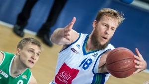 Koszykarz Anwilu Włocławek Jakub Wojciechowski (z piłką)